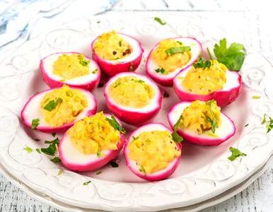 Miniatura: Zanurzam jajka w tym kolorowym płynie....