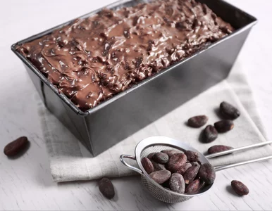 Miniatura: Biszkopty zalewam pyszną masą czekoladową...