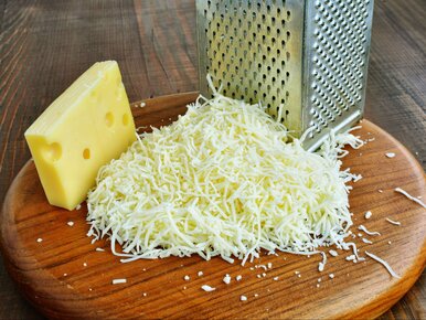 Miniatura: Ścieram ser i mieszam go z trzema...