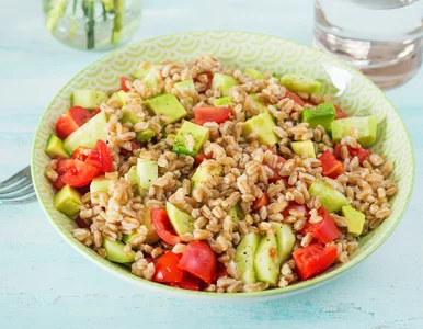 Miniatura: Nie bulgur ani makaron. Tę sycącą sałatkę...