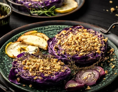 Miniatura: Kroję główkę w plastry i piekę. Niemcy...