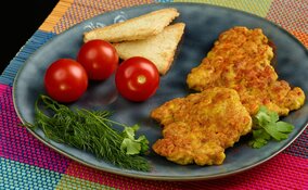 Miniatura: Siekam filet z kurczaka i dorzucam...