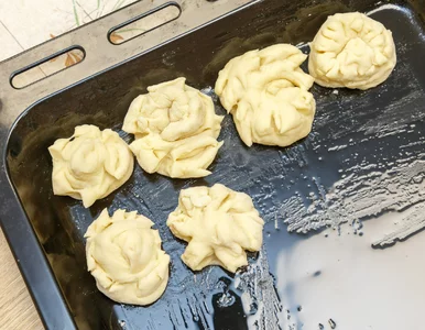 Miniatura: Mieszam łyżką, dodaję jabłka i kładę na...