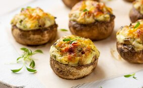 Miniatura: Kapelusze pieczarek napełniam prostym...