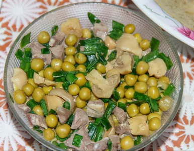 Miniatura: Ekspresowa sałatka ze śledzi i dwóch...