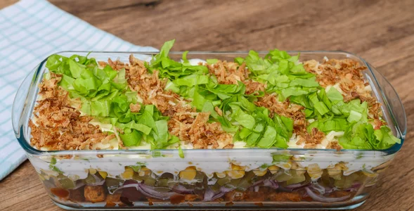 Miniatura: Warstwowa sałatka z kurczakiem. Pyszna,...