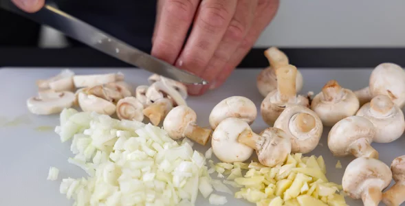 Miniatura: Kroję pieczarki i dorzucam dwa aromatyczne...