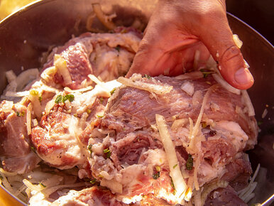 Miniatura: Zostawiam karkówkę w cebuli na noc. Rano...