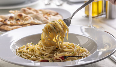 Miniatura: Wrzucam makaron na patelnię i łączę z 3...