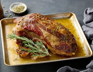 Miniatura: Nacinam karkówkę i wciskam 2 składniki. Na...