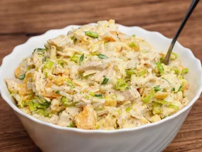 Miniatura: Siekam kurczaka, pora i robię sałatkę....