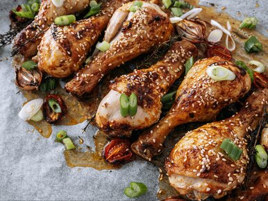 Miniatura: Wrzucam na blachę pałki z kurczaka i...