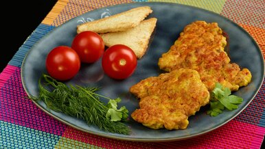 Miniatura: Siekam filet z kurczaka i dorzucam...