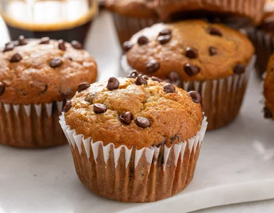 Miniatura: Chwilę mieszam i wstawiam do piekarnika. W...