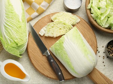 Miniatura: Szatkuję kapustę pekińską i dorzucam dwa...