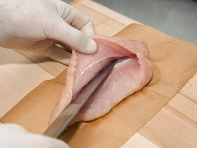 Miniatura: Nacinam pierś kurczaka i dodaję dwa...