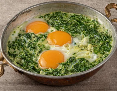 Miniatura: Podduszam zielone warzywo i wybijam jajka....