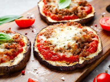 Miniatura: Kroję bakłażana, dorzucam mięso i ser. Ta...