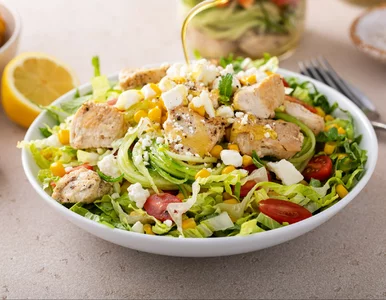 Miniatura: Dwa białkowe składniki i kilka warzyw. Ta...