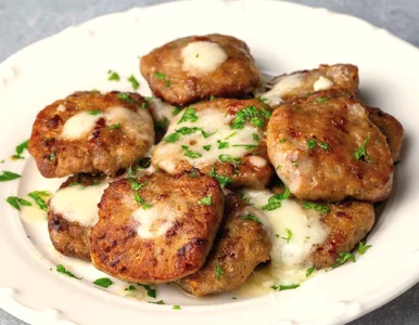 Miniatura: Kładę 1 kostkę na mięsie i formuję...