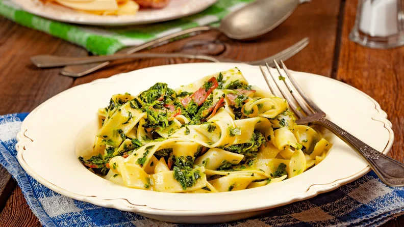 Miniatura: Masz w lodówce szynkę? Do makaronu wrzuć...