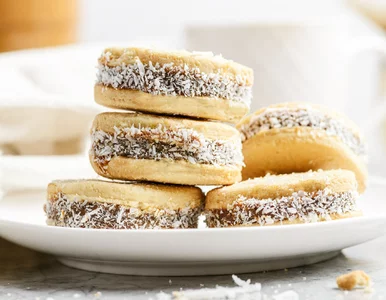 Miniatura: Kruche krążki przekładam mleczną masą. To...