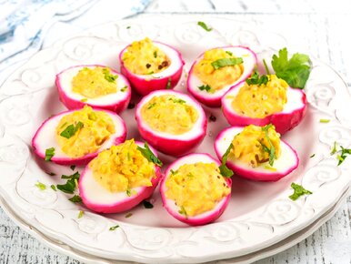 Miniatura: Zanurzam jajka w tym kolorowym płynie....