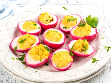 Miniatura: Zanurzam jajka w tym kolorowym płynie....