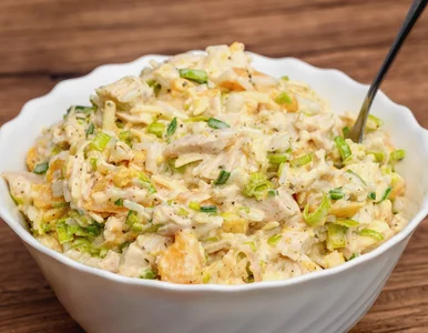 Miniatura: Siekam kurczaka, pora i robię sałatkę....