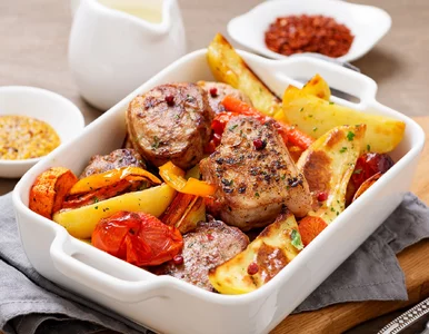 Miniatura: Mięso i warzywa wrzucam na jedną blachę....