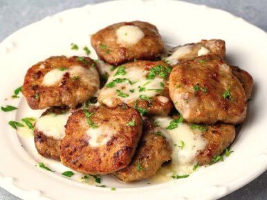 Miniatura: Kładę 1 kostkę na mięsie i formuję...