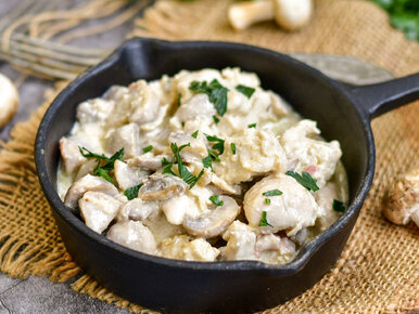 Miniatura: Obsmaż paski kurczaka i zalej kremowym...