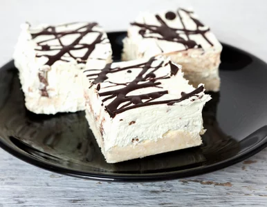 Miniatura: Wciskam coś z tubki do sernika. Smakuje...