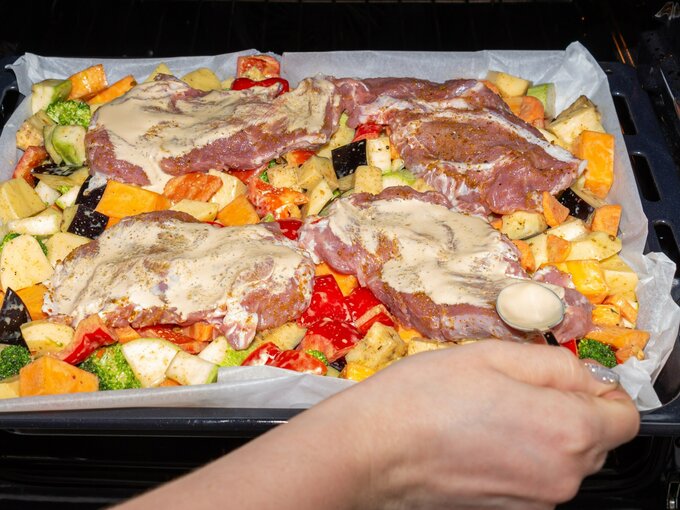 Na plastry mięsa kładę dwa tanie składniki. Ten obiad zachwyca prostotą ...