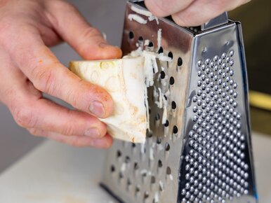 Miniatura: Ścieram seler i dodaję gotowane warzywo....