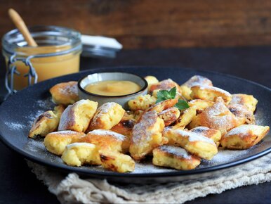 Miniatura: Rwany omlet oprószony cukrem. Ten...