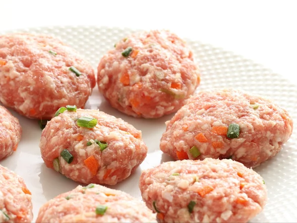 Miniatura: Do mielonych dodaję dwa warzywa. Są...