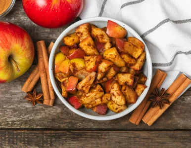 Miniatura: Kroję jabłka i podsmażam na patelni. To...