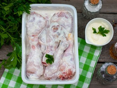 Miniatura: Pałki z kurczaka marynuję w jogurcie i...