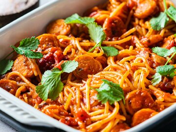 Makaron spaghetti zapiekany z kiełbasą i pomidorami