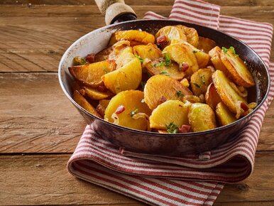 Miniatura: Kroję ziemniaki w plasterki i wrzucam na...