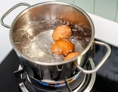 Miniatura: Wsypuję jedną łyżeczkę do gotujących się...