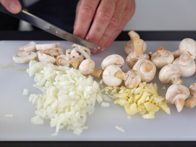 Miniatura: Kroję pieczarki i dorzucam dwa aromatyczne...