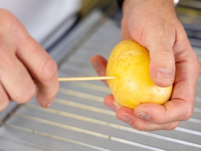 Nakłuwanie ziemniaka przed pieczeniem