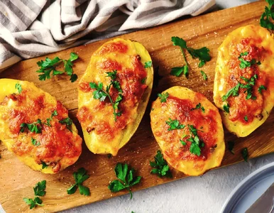 Miniatura: Nie gotuj już ziemniaków. Wydrąż je, dodaj...