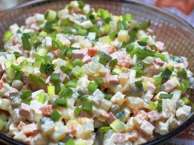 Miniatura: Ta sałatka to godny następca jarzynowej....