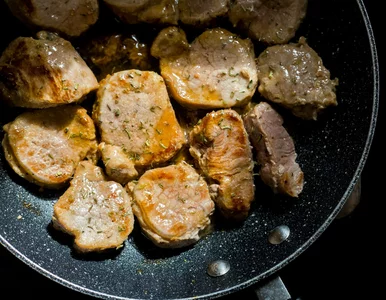 Miniatura: Podsmażam polędwiczkę i zalewam prostym...