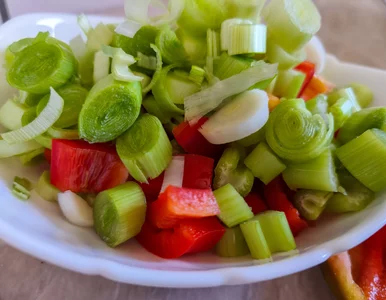 Miniatura: Soczysta i chrupiąca surówka z pora....