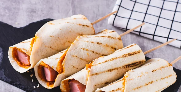 Miniatura: Zawijam parówki w tortillę i smażę chwilę...