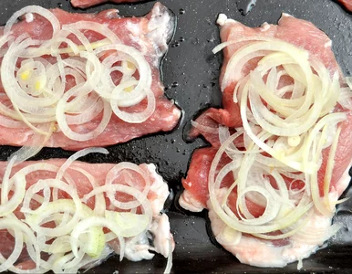 Miniatura: Plastry karkówki obkładam kilkoma...